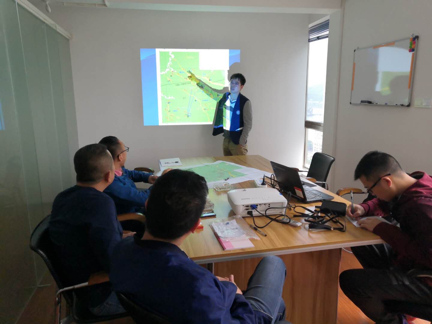 广西恒镒矿业贸易有限公司与福建省闽西地质大队进行复工后工作会议(图2)